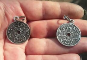 Studie von zwei königlichen Amuletten zum Thema Fälschung